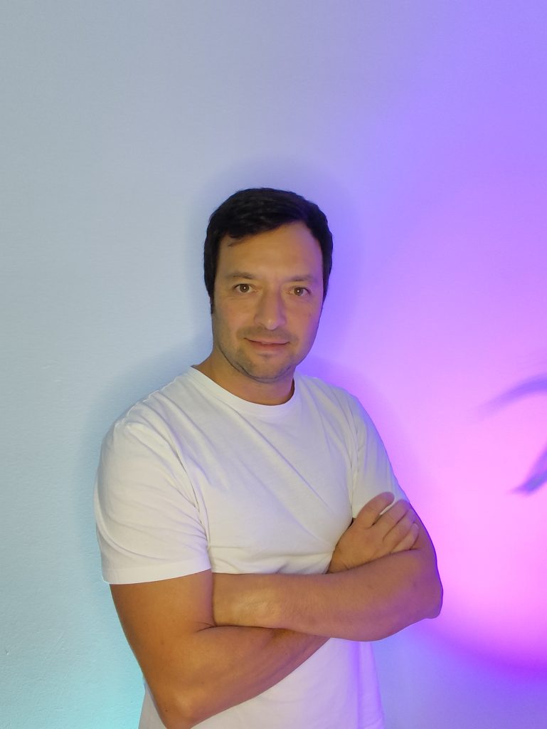Pablo Brigos de pie con los brazos cruzados